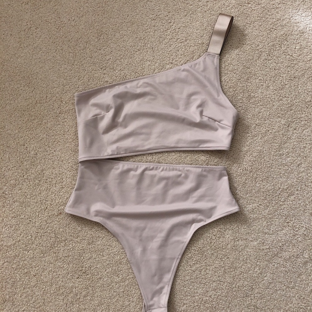 🆕 VS Cut out one shoulder body suit - Picture 4 of 4